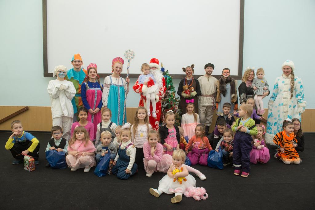 В рамках Новогодней программы СПб РО ВОС состоялось праздничное шоу для детей