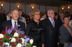 Губернатор СПб В.И. Матвиенко и Президент ВОС А.Я. Неумывакин во время исполнения Гимна ВОС, 2009 год 