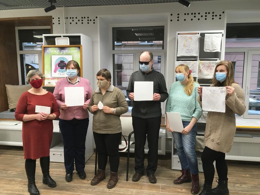 Незрячий художник, член Союза художников Лариса Павлова провела очередные мастер-классы по изобразительному искусству 